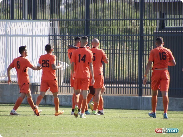 שחקני כפר שלם חוגגים את השער (בן מלניק)